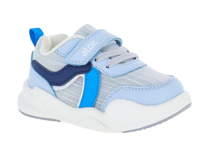 Tenis deportivos infantiles en tonos azul y gris con suela blanca y ajuste de velcro.