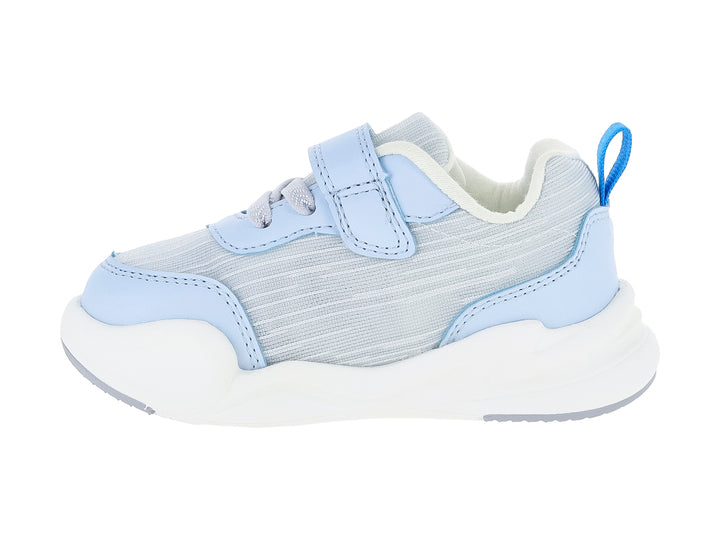 Tenis deportivos infantiles en tonos azul y gris con suela blanca y ajuste de velcro.