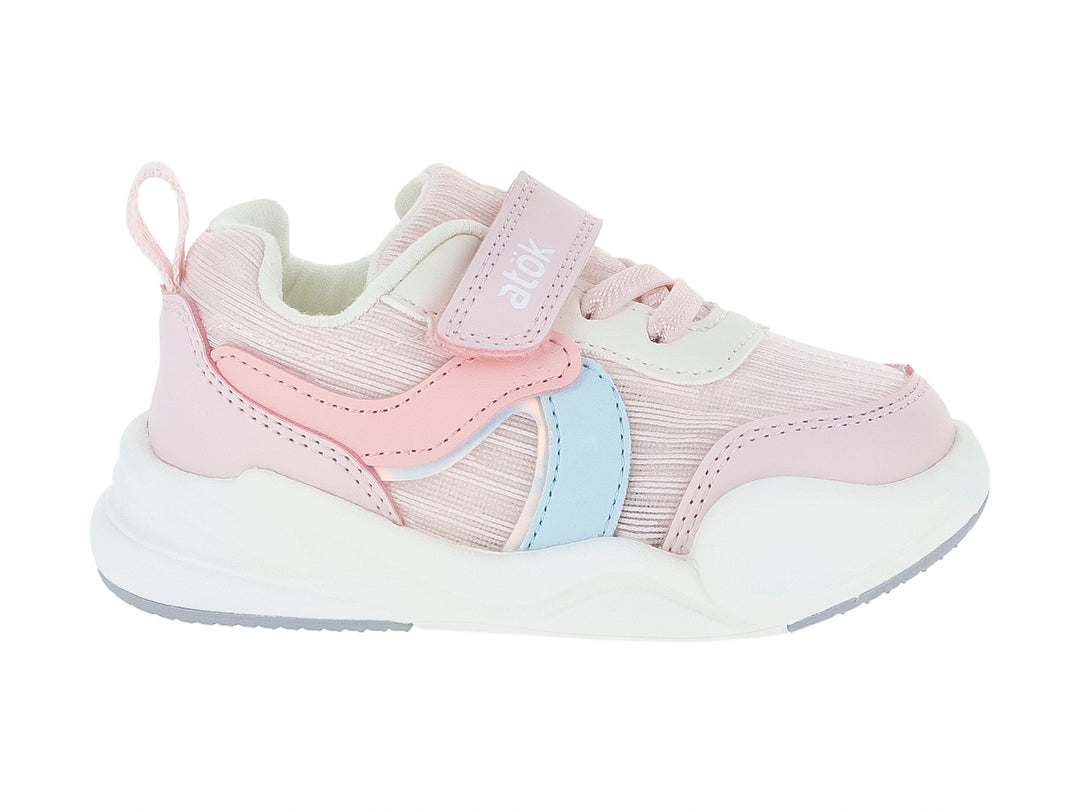 Tenis deportivos infantiles color rosa y blanco con detalles en azul claro y correa de velcro.