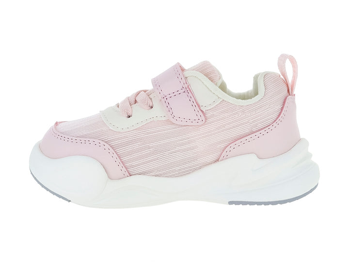 Tenis deportivos infantiles color rosa y blanco con detalles en azul claro y correa de velcro.