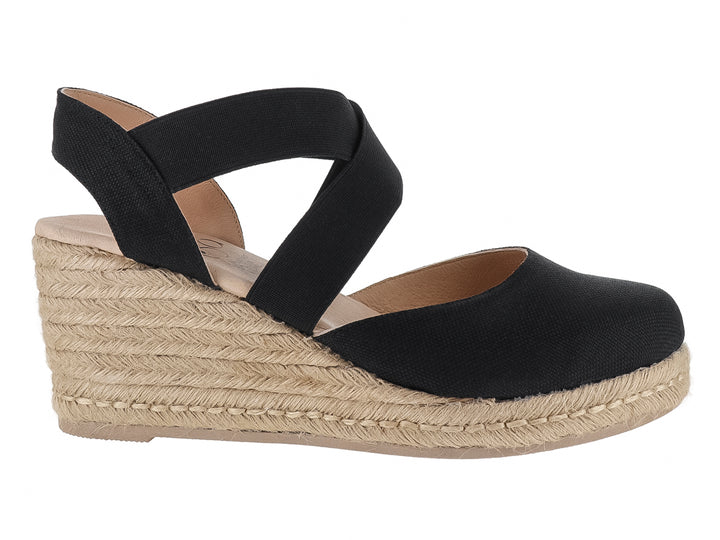 Sandalia de cuña color negro con plataforma de fibras naturales y tira ancha cruzada para mujer.