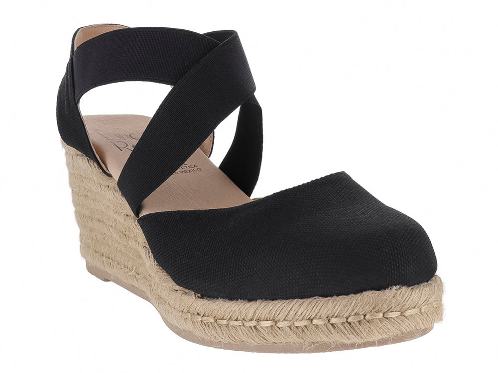 Sandalia de cuña color negro con plataforma de fibras naturales y tira ancha cruzada para mujer.