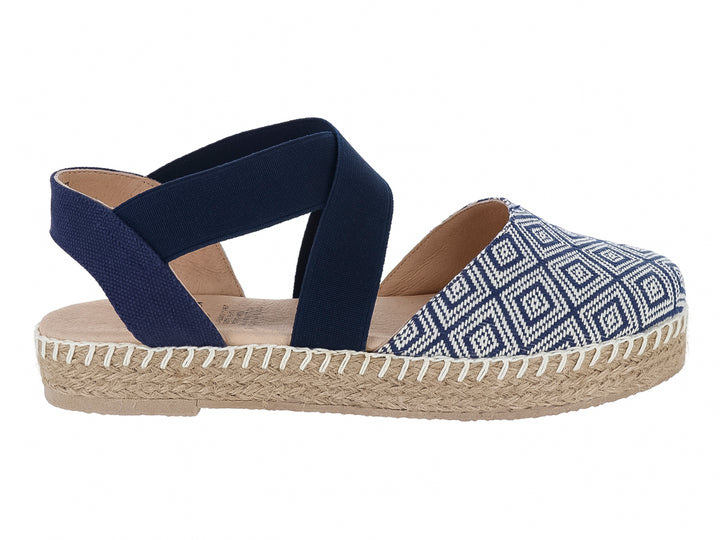 Sandalia color marino para mujer con suela de esparto, tiras cruzadas y punta con estampado geométrico blanco.