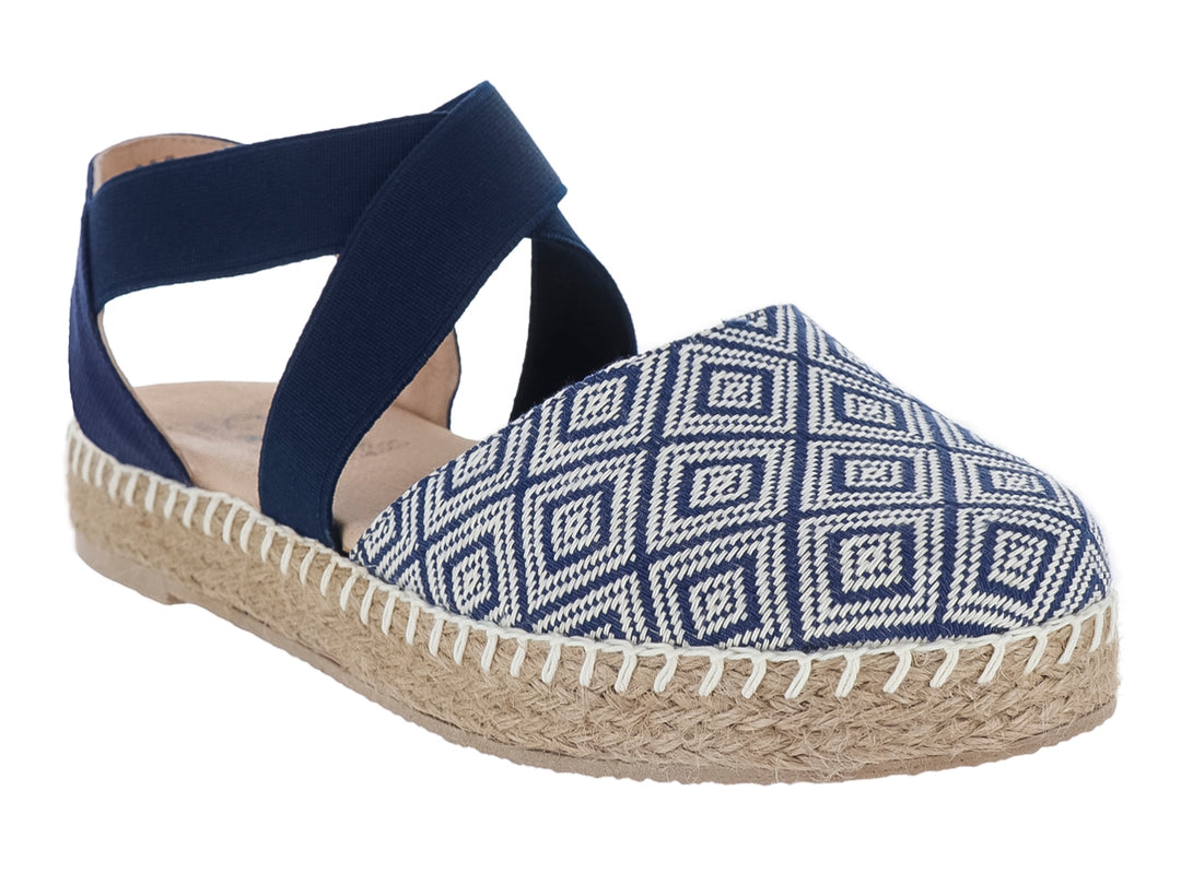 Sandalia color marino para mujer con suela de esparto, tiras cruzadas y punta con estampado geométrico blanco.
