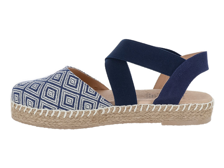 Sandalia color marino para mujer con suela de esparto, tiras cruzadas y punta con estampado geométrico blanco.
