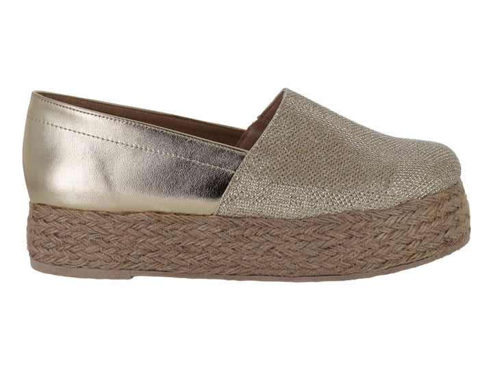 Zapato de cuña color oro con plataforma de yute trenzado.