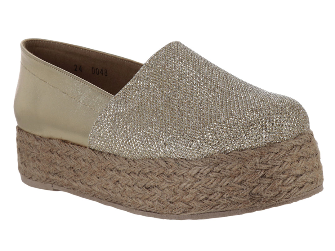 Zapato de cuña color oro con plataforma de yute trenzado.