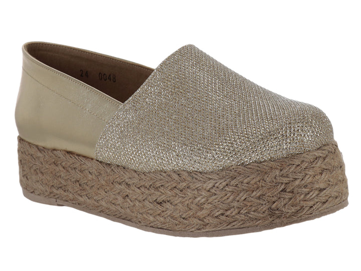 Zapato de cuña color oro con plataforma de yute trenzado.