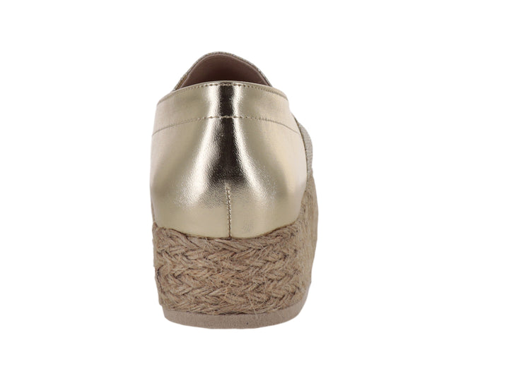 Zapato de cuña color oro con plataforma de yute trenzado.