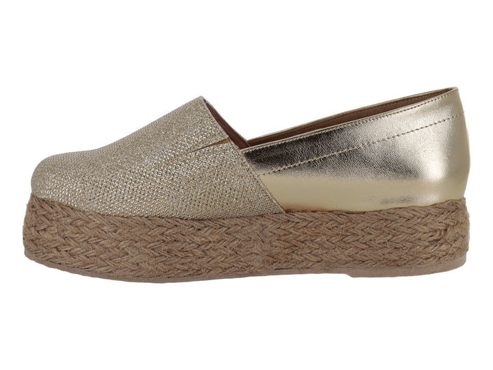 Zapato de cuña color oro con plataforma de yute trenzado.