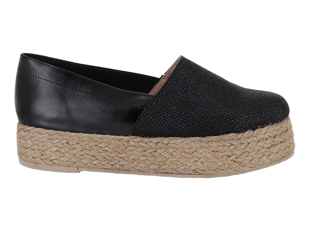 Zapato plataforma negro con suela de yute tejido y parte superior combinada de piel sintética y tela.