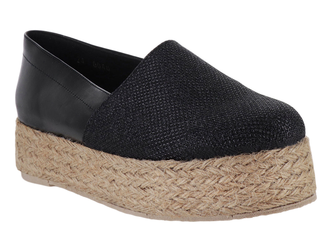 Zapato plataforma negro con suela de yute tejido y parte superior combinada de piel sintética y tela.
