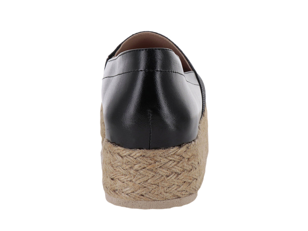 Zapato plataforma negro con suela de yute tejido y parte superior combinada de piel sintética y tela.