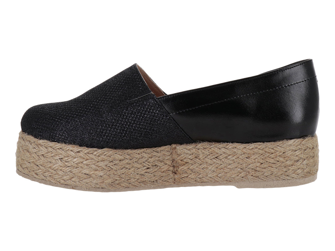 Zapato plataforma negro con suela de yute tejido y parte superior combinada de piel sintética y tela.
