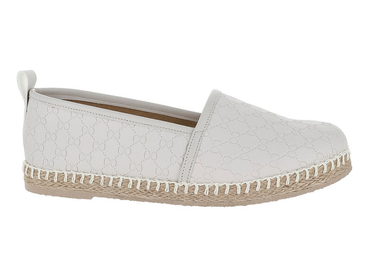Zapato alpargata color blanco hueso con suela de yute y textura grabada en la parte superior.
