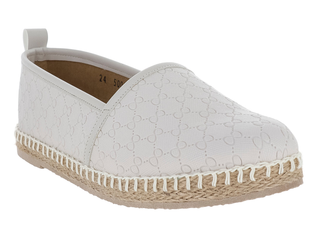 Zapato alpargata color blanco hueso con suela de yute y textura grabada en la parte superior.