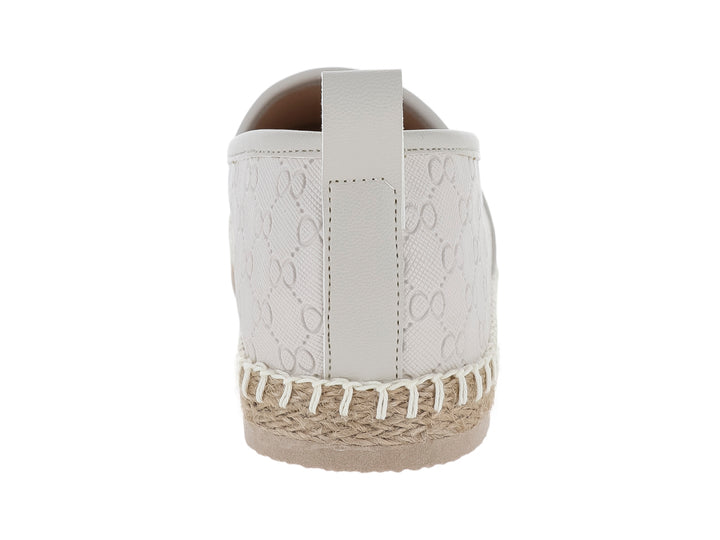 Zapato alpargata color blanco hueso con suela de yute y textura grabada en la parte superior.