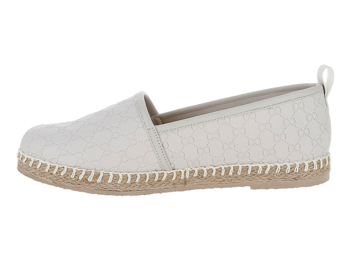 Zapato alpargata color blanco hueso con suela de yute y textura grabada en la parte superior.