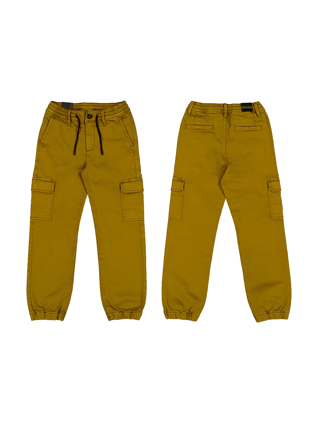 Pantalón cargo color mostaza para niño con bolsillos laterales y cintura elástica.