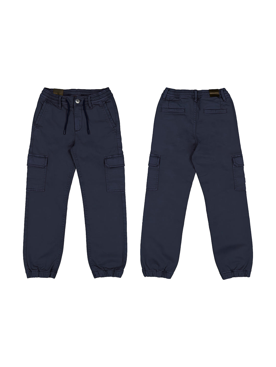 Vista frontal y posterior de un pantalón cargo color azul marino para niño con bolsillos laterales y puños ajustados.
