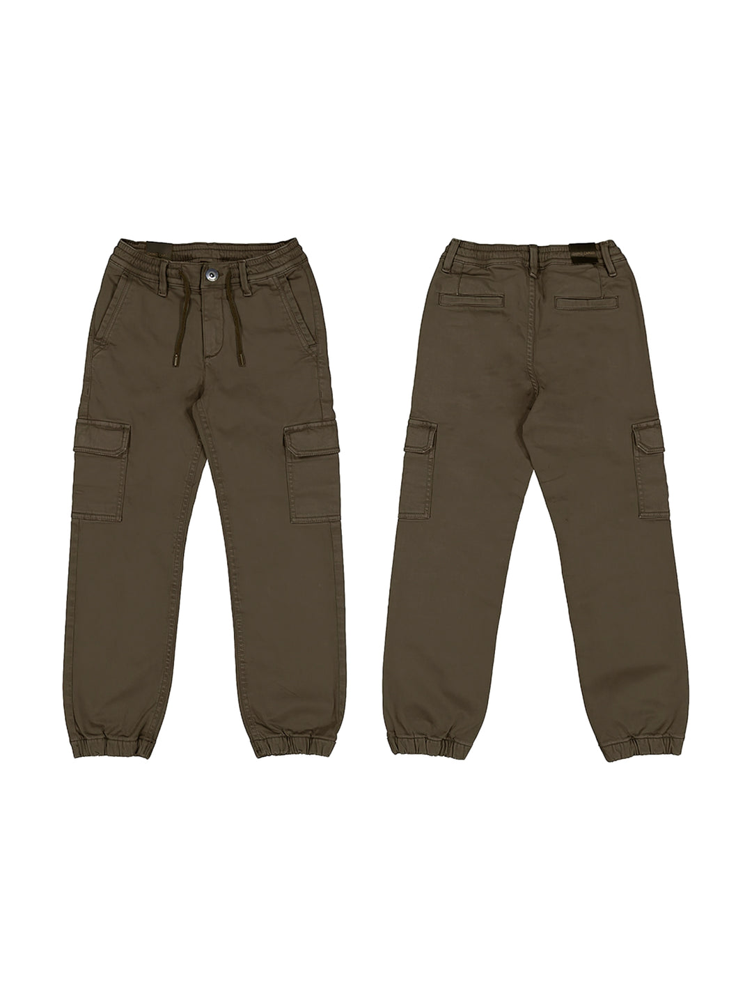 Pantalón cargo color visón para niño con bolsillos laterales y puños elásticos.