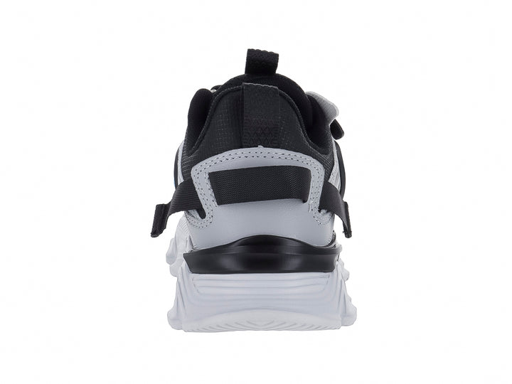 Tenis deportivos infantiles color gris y negro con suela blanca gruesa y detalles en azul claro.
