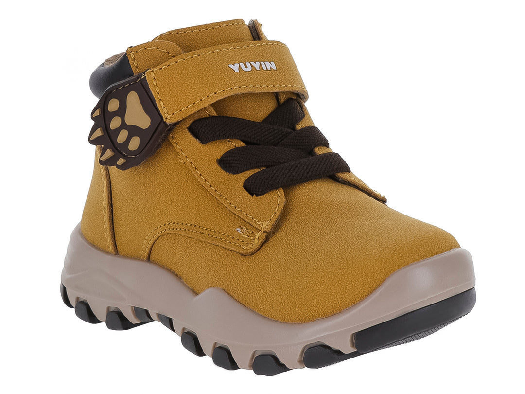 Bota infantil color miel con agujetas, correa de velcro y detalle de huella en el lateral.