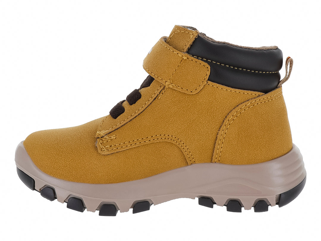 Bota infantil color miel con agujetas, correa de velcro y detalle de huella en el lateral.