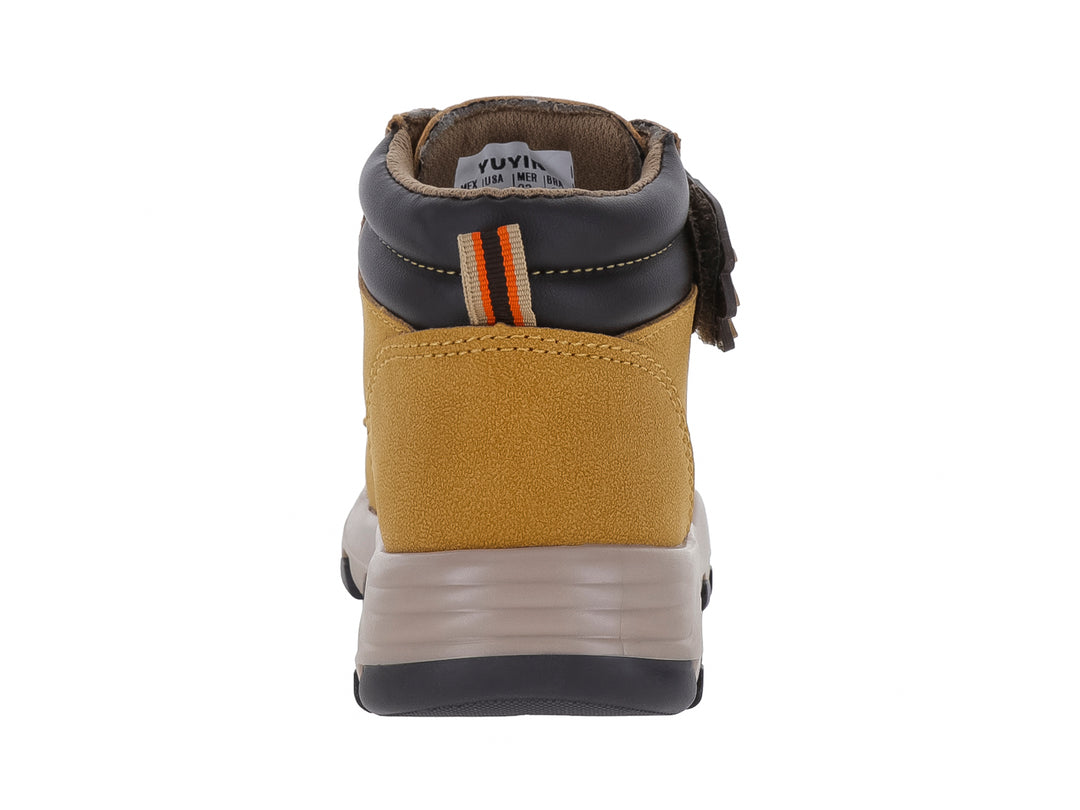 Bota infantil color miel con suela beige y detalles en café oscuro, incluyendo un adorno de huella.
