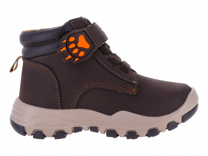 Bota infantil color chocolate con suela beige y detalle de huella naranja.