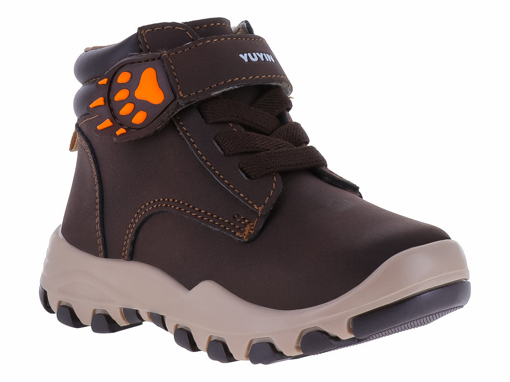 Bota para niño color chocolate con suela beige y detalle de huella naranja.