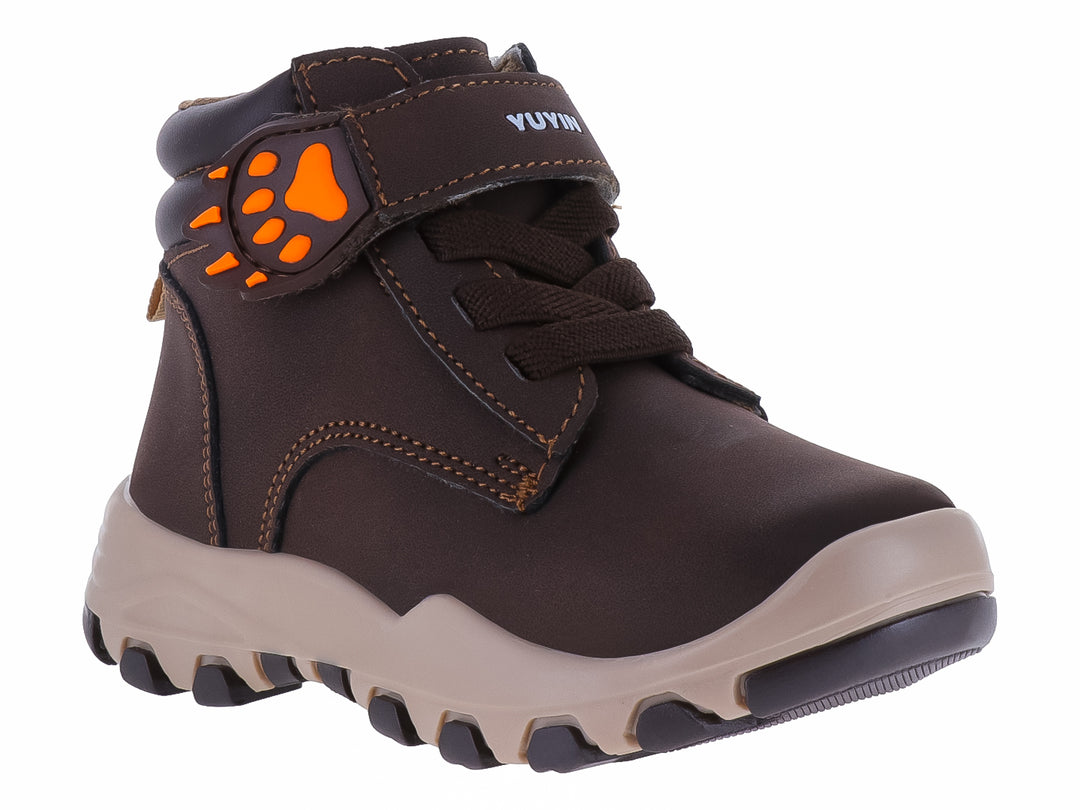 Bota para niño color chocolate con suela beige y detalle de huella naranja.