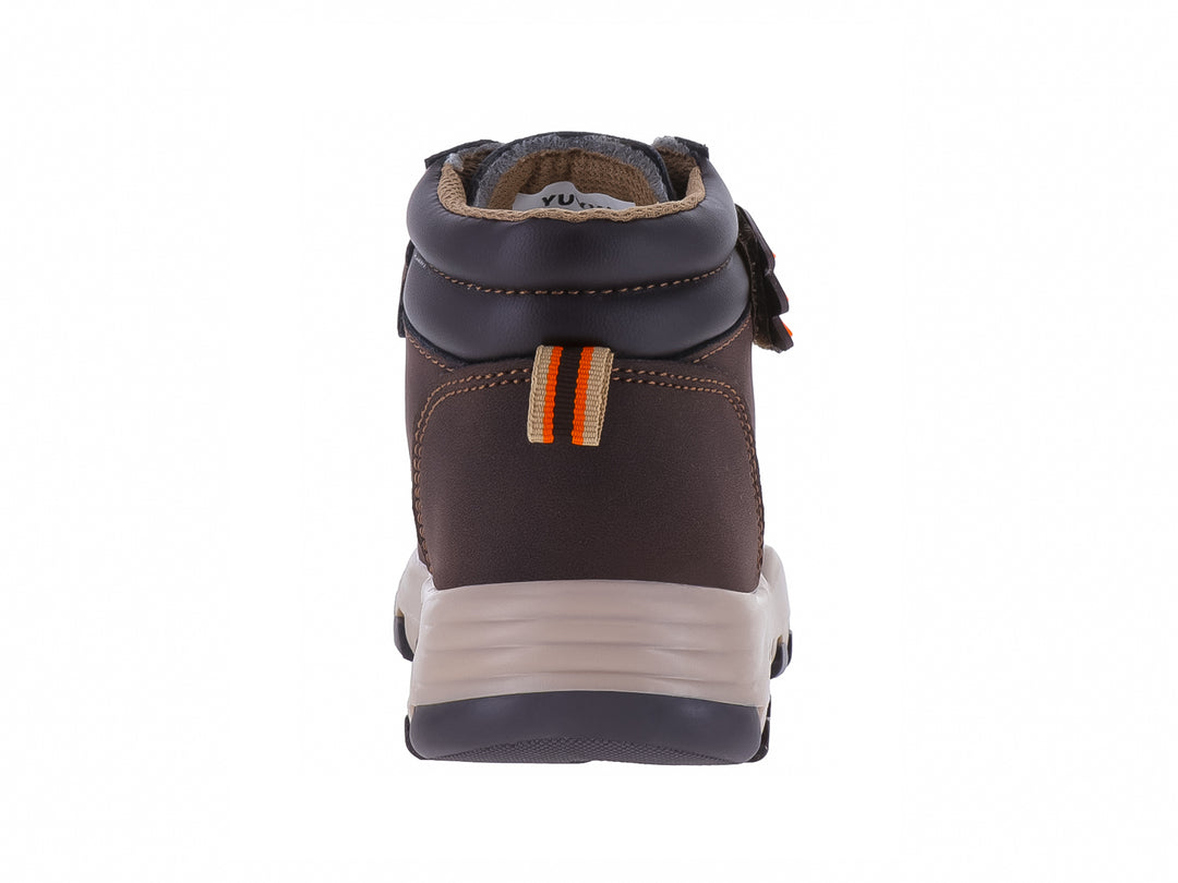Bota para niño color chocolate con suela beige y detalle de huella naranja.