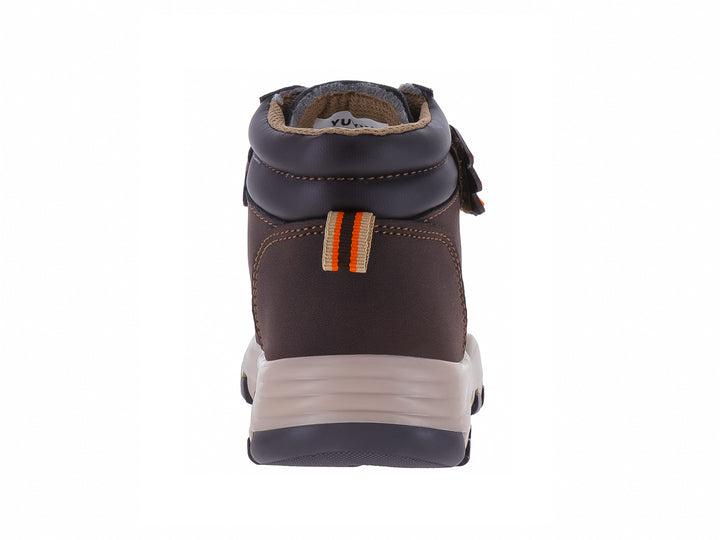 Bota para niño color chocolate con suela beige y detalle de huella naranja.