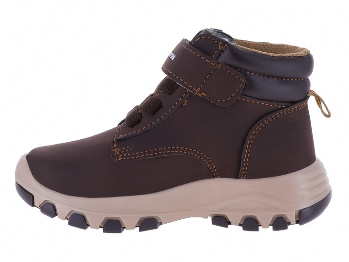 Bota para niño color chocolate con suela beige y detalle de huella naranja.