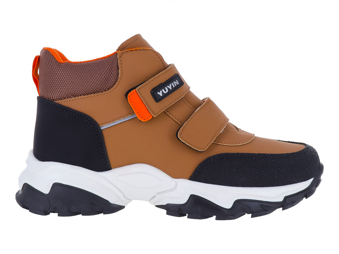 Botas YUYIN color cajeta con detalles en negro y naranja, cierre de velcro y suela blanca y negra.