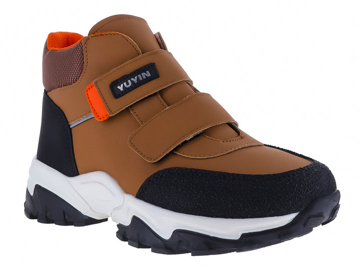 Botas YUYIN color cajeta con detalles en negro y naranja, cierre de velcro y suela blanca y negra.