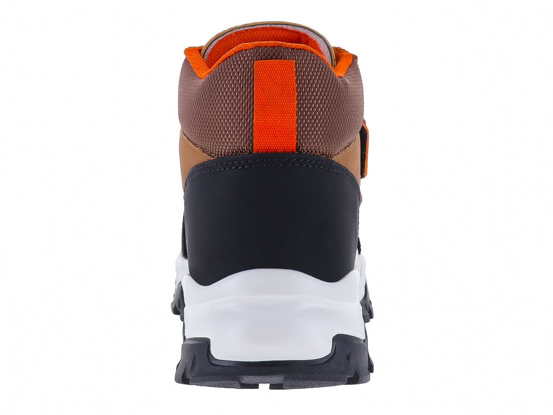 Botas YUYIN color cajeta con detalles en negro y naranja, cierre de velcro y suela blanca y negra.