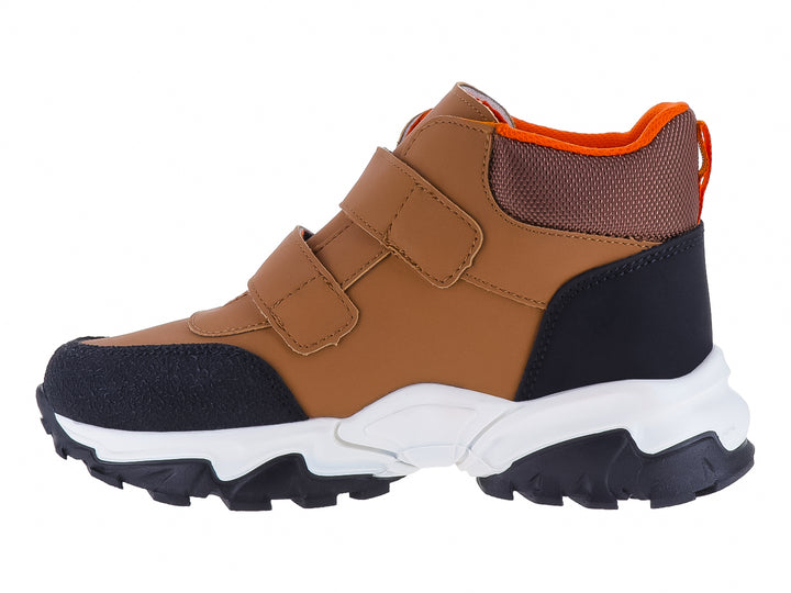 Botas YUYIN color cajeta con detalles en negro y naranja, cierre de velcro y suela blanca y negra.