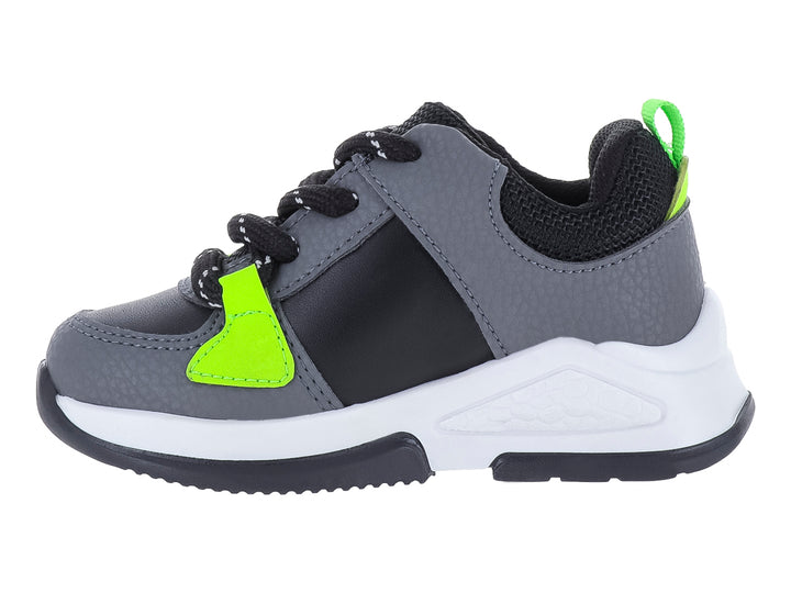 Tenis deportivos infantiles color gris con suela blanca, detalles en verde neón y diseño de robot.
