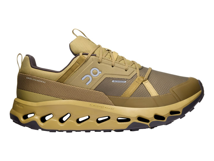 Tenis deportivos On Cloud en color safari y olive con suela tecnológica amortiguada y acabado impermeable.
