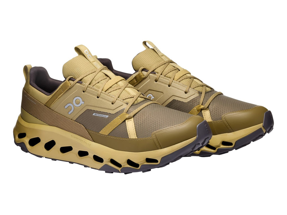 Tenis deportivos On Cloud en color safari y olive con suela tecnológica amortiguada y acabado impermeable.