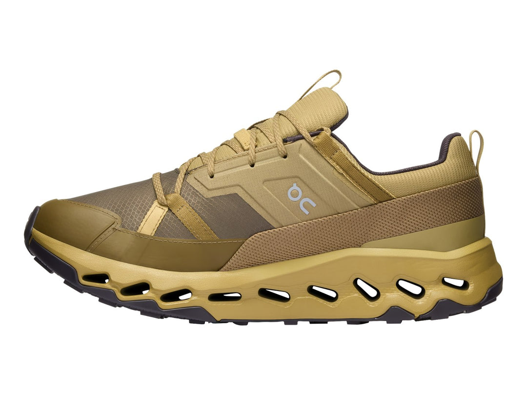 Tenis deportivos On Cloud en color safari y olive con suela tecnológica amortiguada y acabado impermeable.