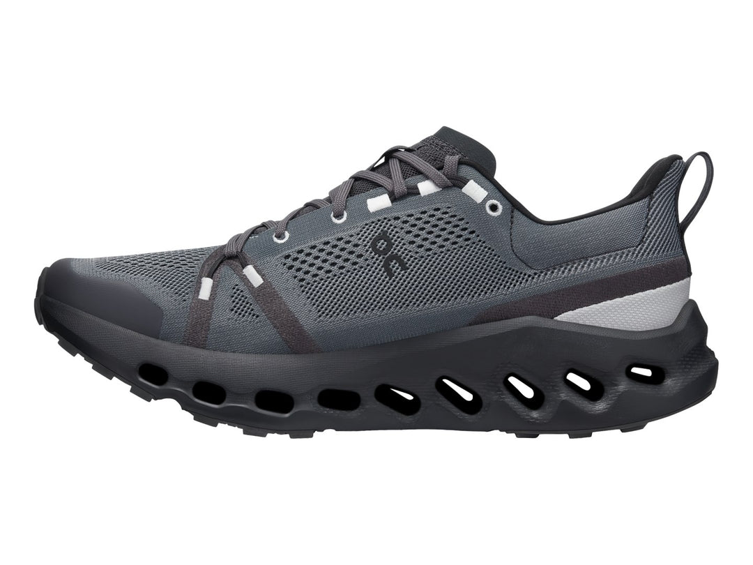 Zapato deportivo On Cloud Cloudsurfer Trail en color negro y gris con suela tecnológica amortiguada.