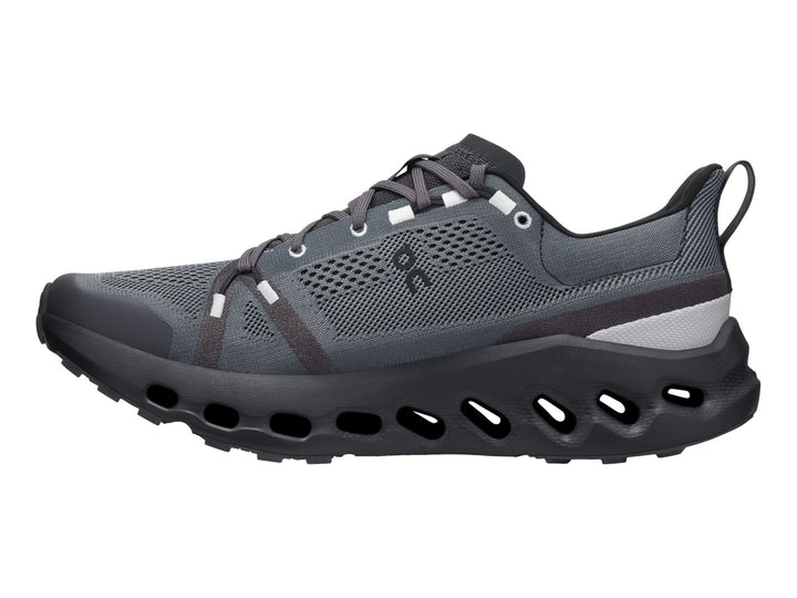 Zapato deportivo On Cloud Cloudsurfer Trail en color negro y gris con suela tecnológica amortiguada.