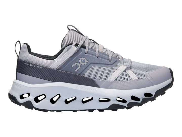 Tenis deportivos On Cloud en color gris alloy y blanco con suela tecnológica perforada.