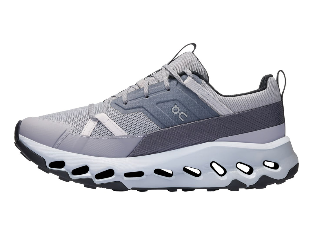 Tenis deportivos On Cloud en color gris alloy y blanco con suela tecnológica perforada.