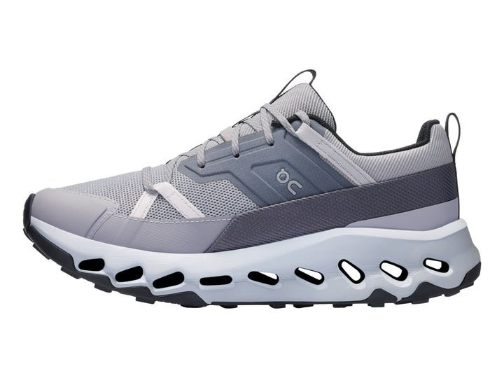 Tenis deportivos On Cloud en color gris alloy y blanco con suela tecnológica perforada.