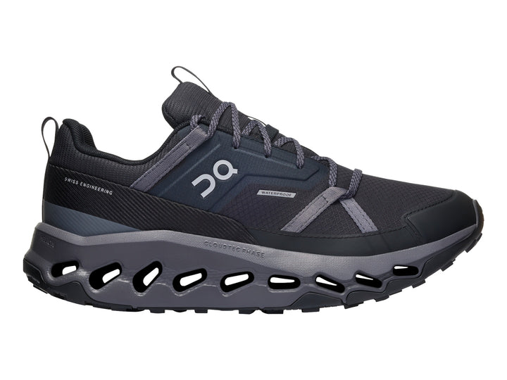Tenis deportivos On Cloud en color negro y gris con suela tecnológica perforada y acabado mate.