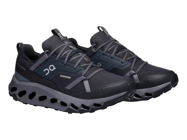 Tenis deportivos On Cloud en color negro y gris con suela tecnológica perforada y acabado mate.